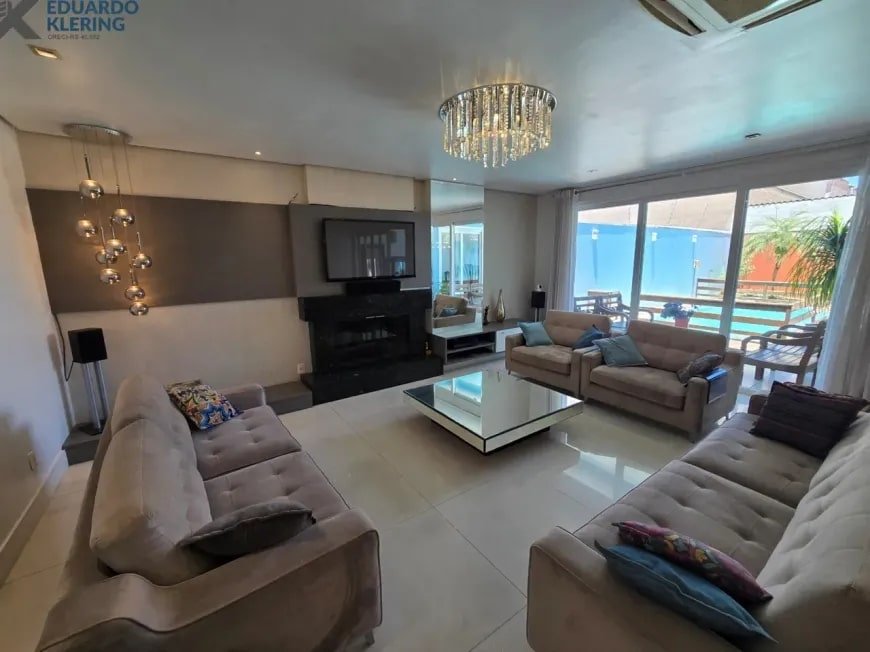 Casa Alto Padrão à Venda em Esteio com 3 Quartos e 4 banheiros à Venda, 338 m²