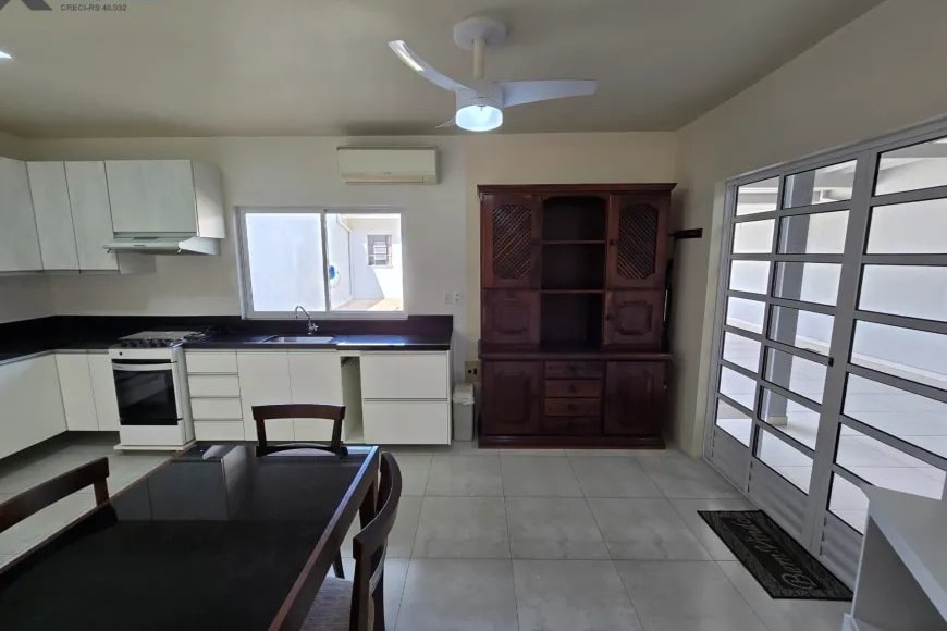 Sobrado à Venda em Sapucaia do Sul com 3 Quartos e 3 banheiros, 236 m²