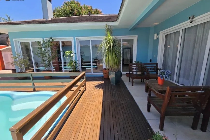 Casa Alto Padrão à Venda em Esteio com 3 Quartos e 4 banheiros à Venda, 338 m²