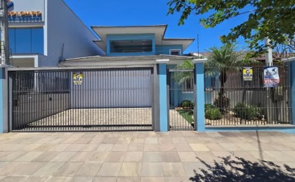 Casa Alto Padrão à Venda em Esteio com 3 Quartos e 4 banheiros à Venda, 338 m²