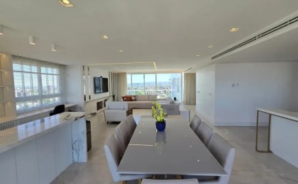 Apartamento à Venda em Esteio com 3 Quartos e 5 banheiros, 241 m²