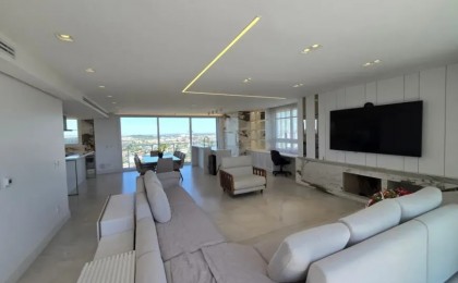 Apartamento à Venda em Esteio com 3 Quartos e 5 banheiros, 241 m²